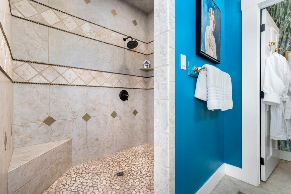 Appartamento The Loft On Main St Loft With Balcony Views Fredericksburg Esterno foto