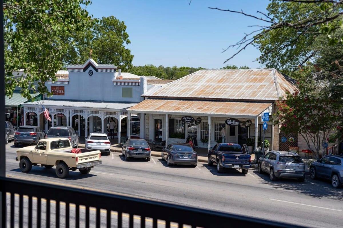 Appartamento The Loft On Main St Loft With Balcony Views Fredericksburg Esterno foto