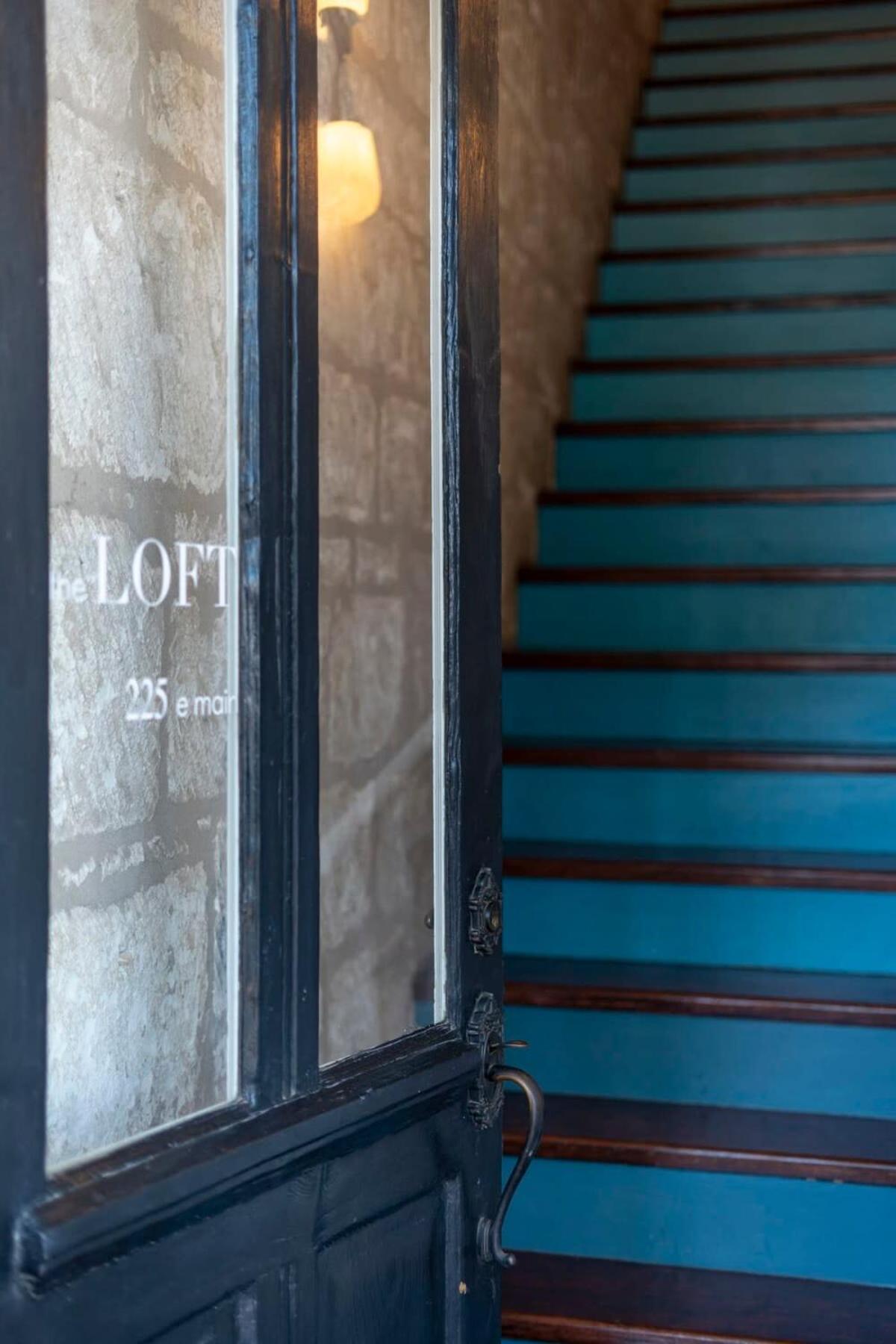 Appartamento The Loft On Main St Loft With Balcony Views Fredericksburg Esterno foto