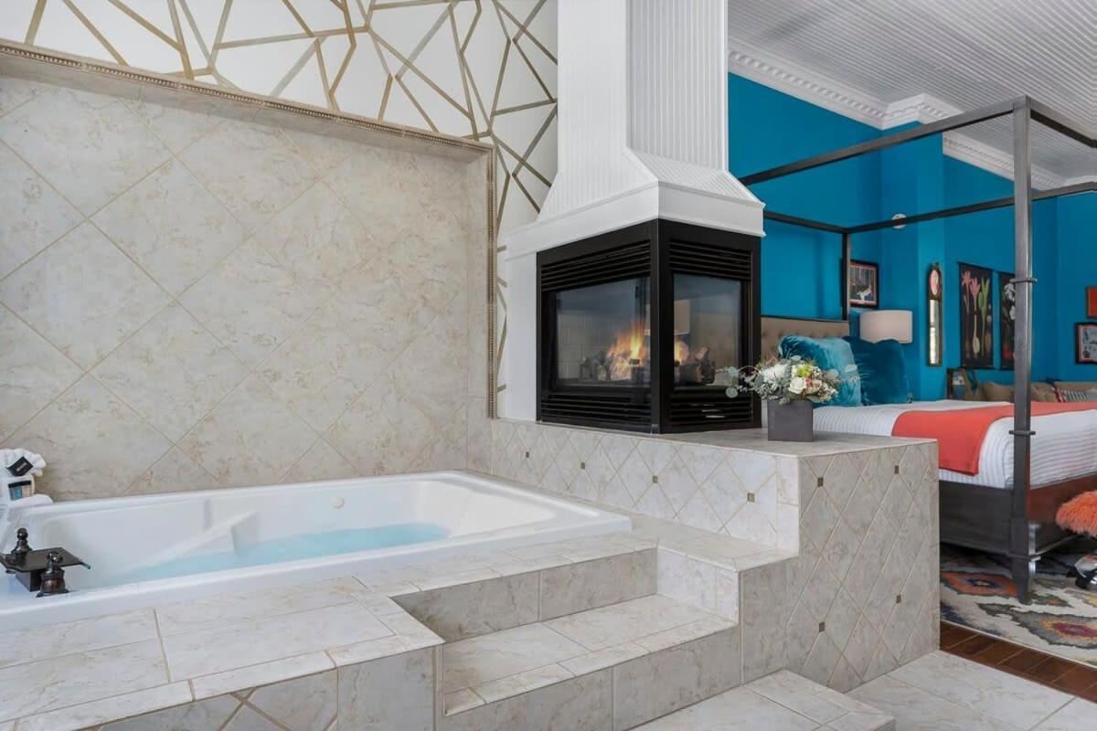 Appartamento The Loft On Main St Loft With Balcony Views Fredericksburg Esterno foto