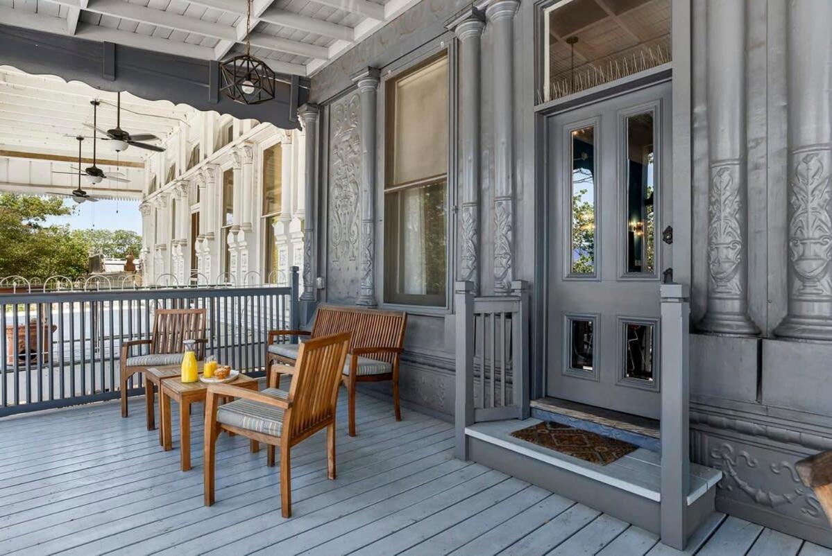 Appartamento The Loft On Main St Loft With Balcony Views Fredericksburg Esterno foto