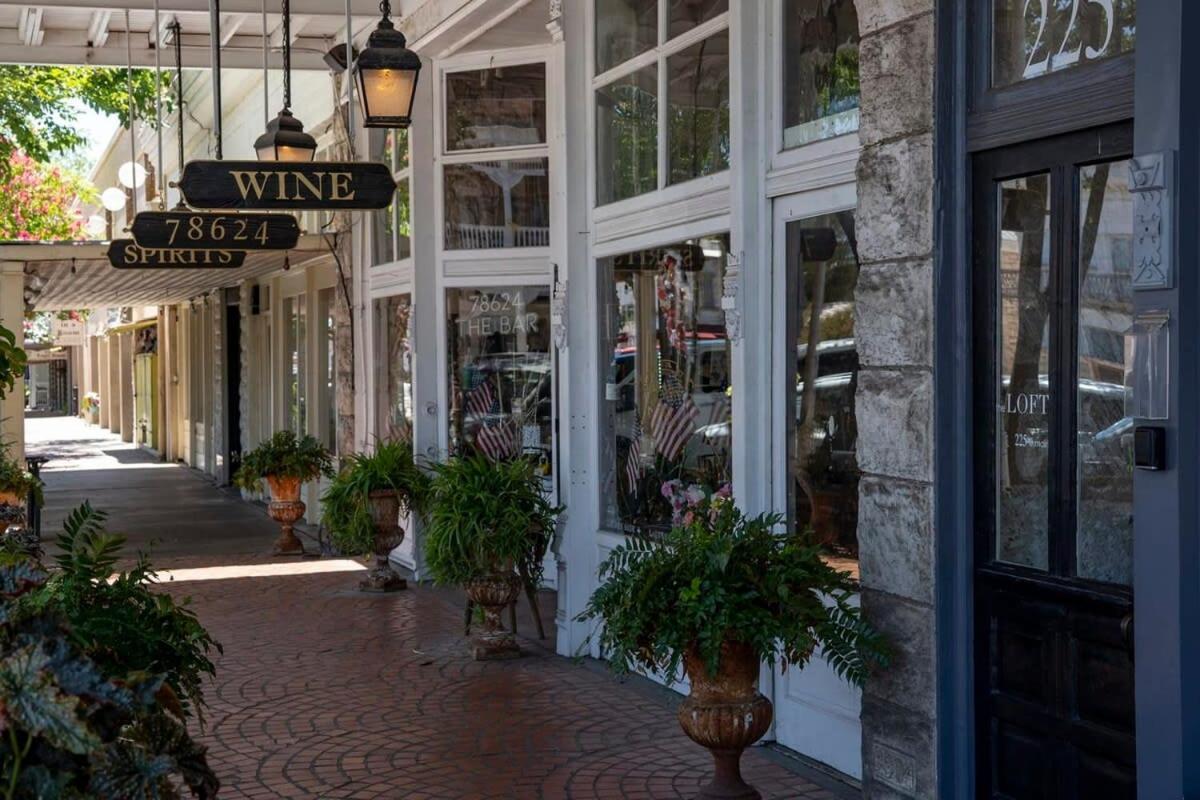 Appartamento The Loft On Main St Loft With Balcony Views Fredericksburg Esterno foto