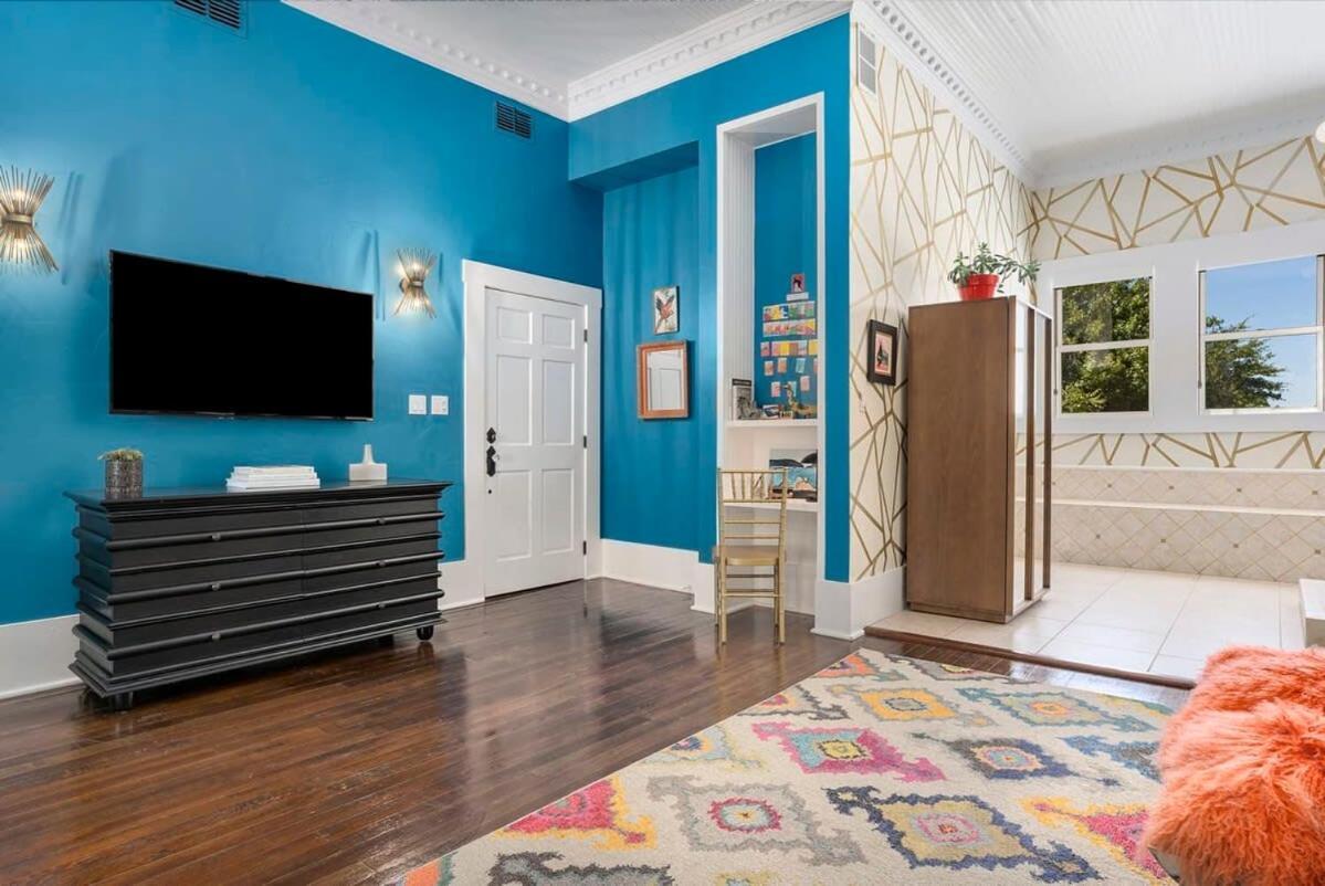 Appartamento The Loft On Main St Loft With Balcony Views Fredericksburg Esterno foto