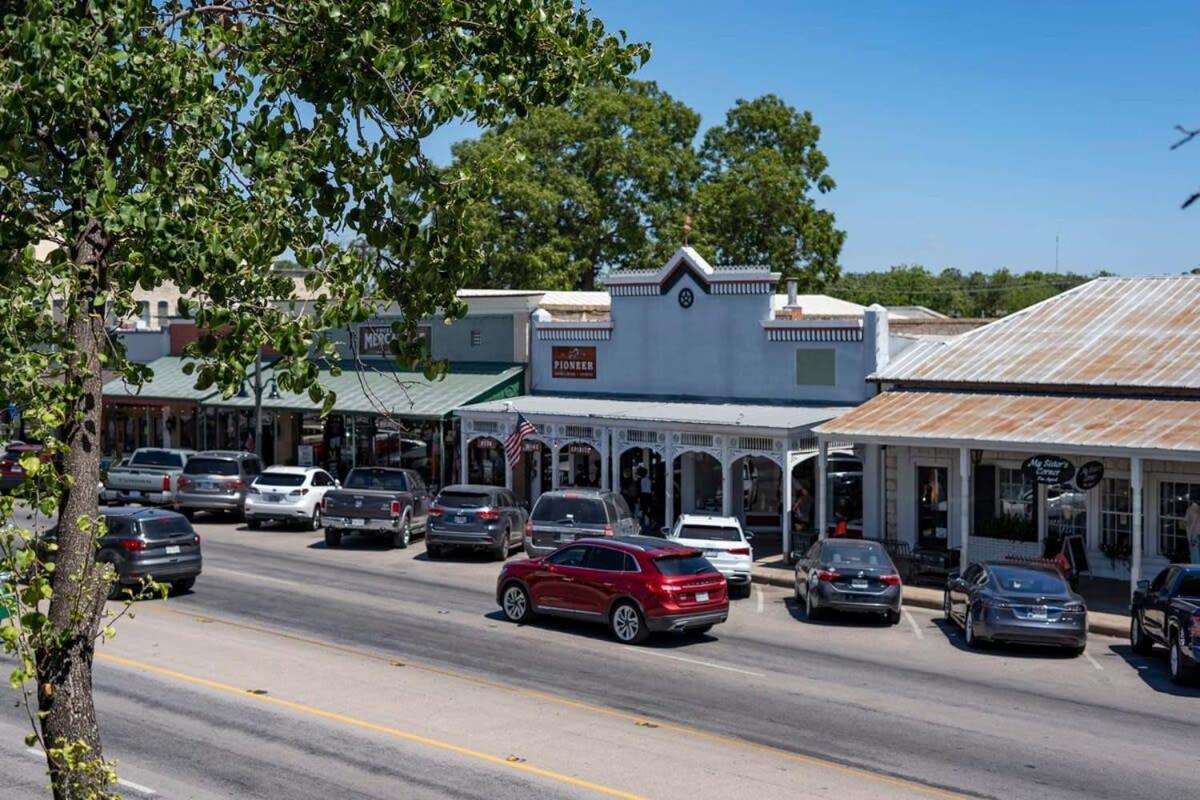 Appartamento The Loft On Main St Loft With Balcony Views Fredericksburg Esterno foto