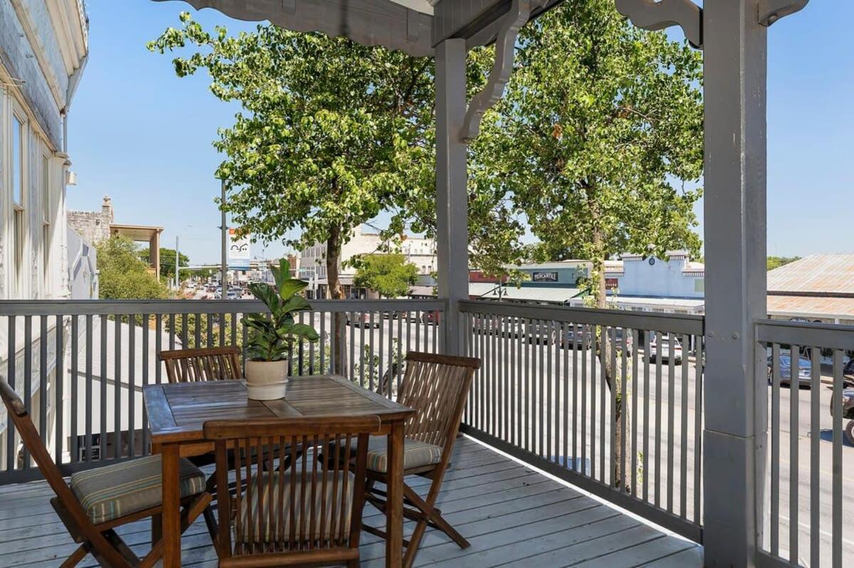 Appartamento The Loft On Main St Loft With Balcony Views Fredericksburg Esterno foto