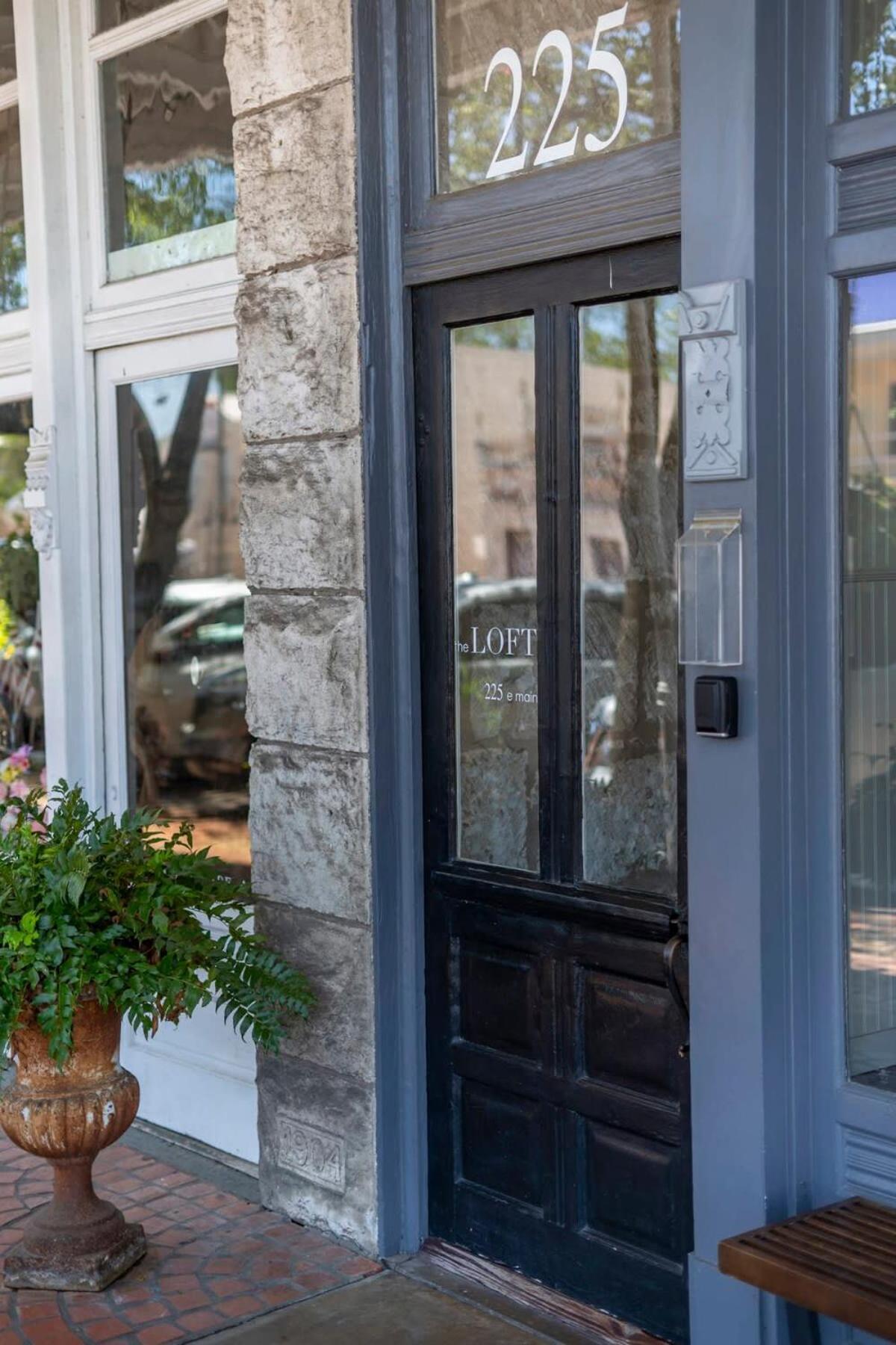 Appartamento The Loft On Main St Loft With Balcony Views Fredericksburg Esterno foto