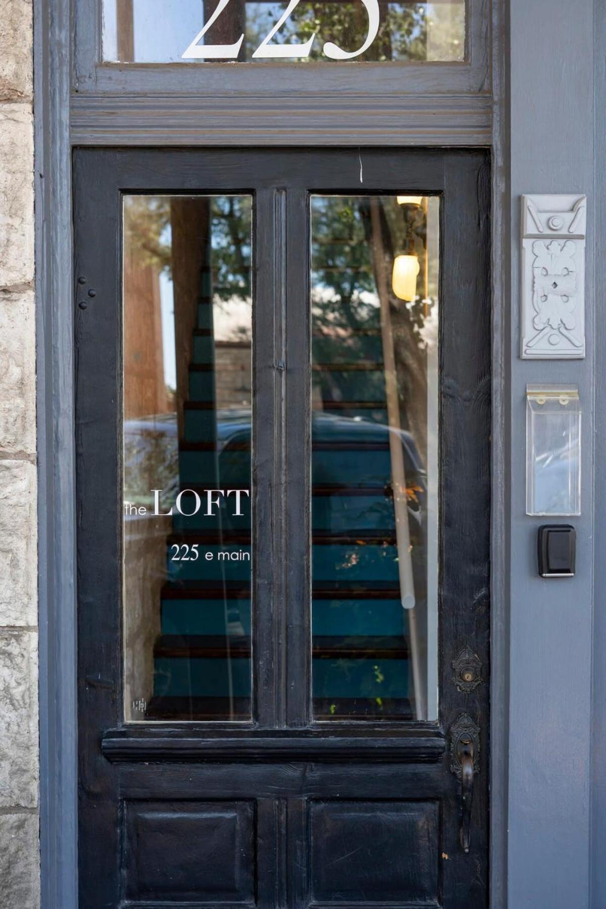 Appartamento The Loft On Main St Loft With Balcony Views Fredericksburg Esterno foto