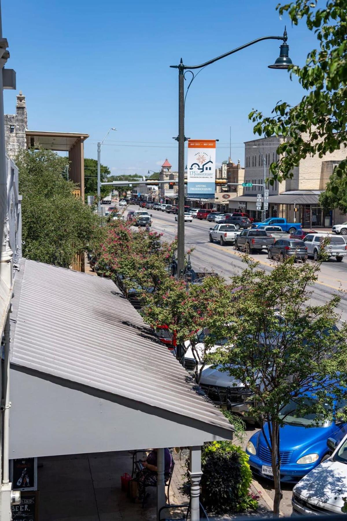 Appartamento The Loft On Main St Loft With Balcony Views Fredericksburg Esterno foto